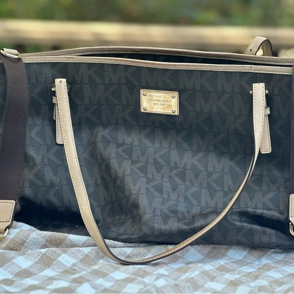 Michael Kors Jet Set Travel Tote with an optional crossbody/stroller - Picture 3 of 10